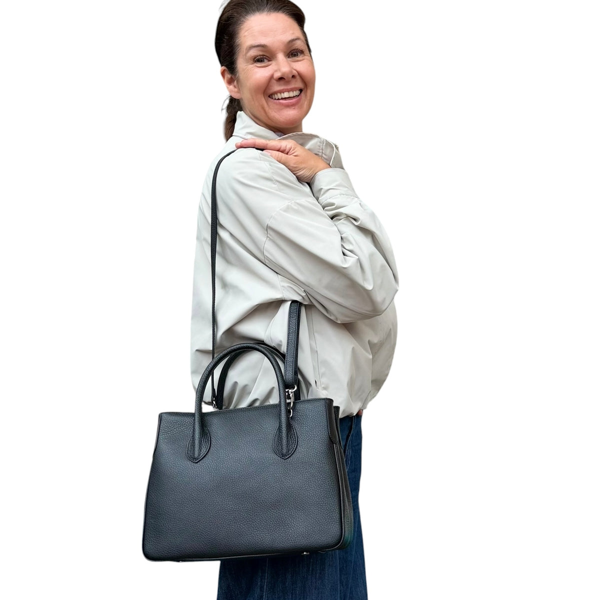 Maxima Handtasche klein, schwarz ; Tragebild ; Tragebild ; Maxima Handtasche, klein, schwarz - Mit Schultergurt ; Maxima Handtasche, klein, schwarz - Von der Seite ; Maxima Handtasche, klein, schwarz - Überschlag mit Magnetdruckknopf ; Maxima Handtasche, klein, schwarz - Innen ; Maxima Handtasche, klein, schwarz - Beschläge unten