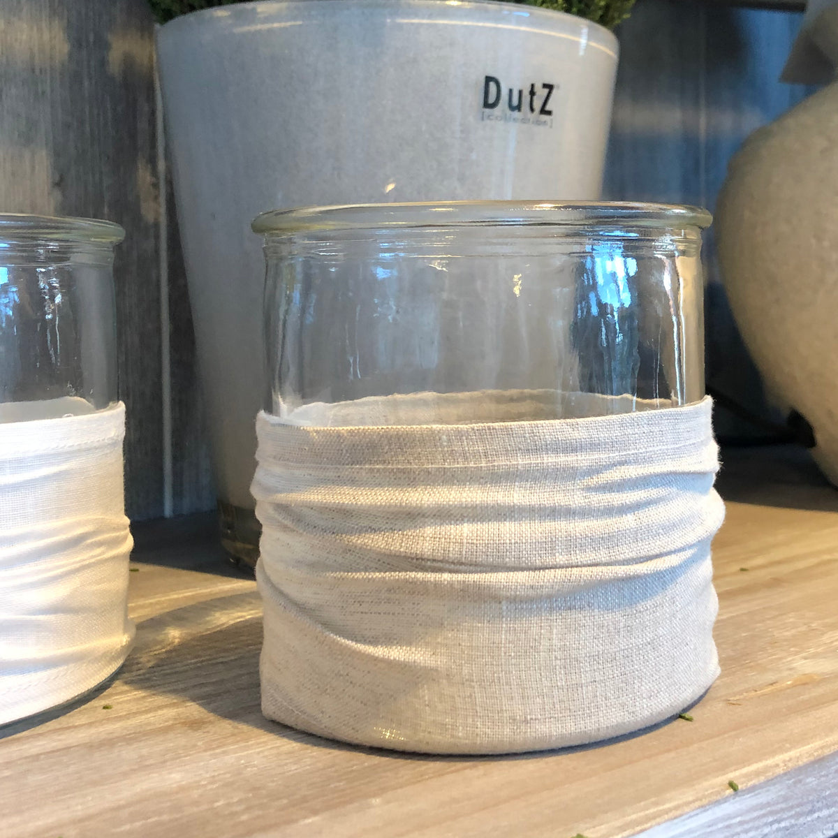 Windlicht aus Glas mit Stoffbezug natur sand