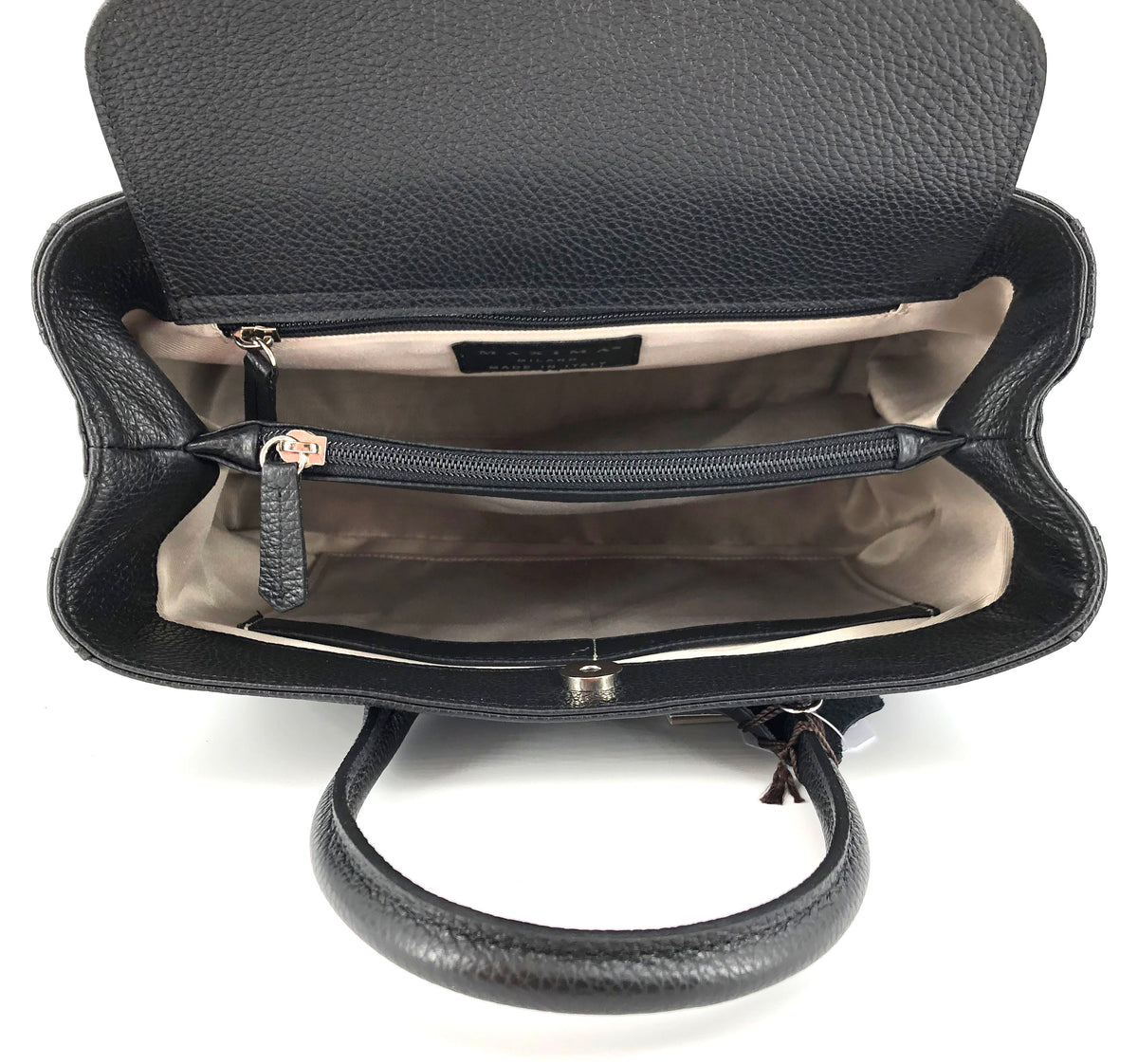 Maxima Handtasche klein, schwarz ; Tragebild ; Tragebild ; Maxima Handtasche, klein, schwarz - Mit Schultergurt ; Maxima Handtasche, klein, schwarz - Von der Seite ; Maxima Handtasche, klein, schwarz - Überschlag mit Magnetdruckknopf ; Maxima Handtasche, klein, schwarz - Innen ; Maxima Handtasche, klein, schwarz - Beschläge unten