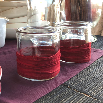 Windlicht aus Glas mit Stoffbezug rot