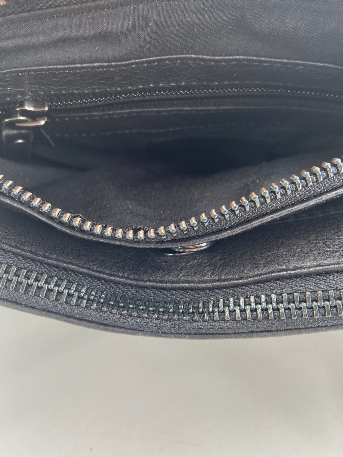 Burkely Just Jolie Crossbody Bag, Umhängetasche schwarz Innenaufteilung