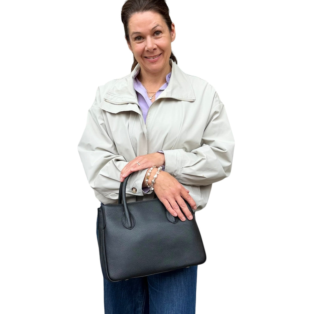 Maxima Handtasche klein, schwarz ; Tragebild ; Tragebild ; Maxima Handtasche, klein, schwarz - Mit Schultergurt ; Maxima Handtasche, klein, schwarz - Von der Seite ; Maxima Handtasche, klein, schwarz - Überschlag mit Magnetdruckknopf ; Maxima Handtasche, klein, schwarz - Innen ; Maxima Handtasche, klein, schwarz - Beschläge unten