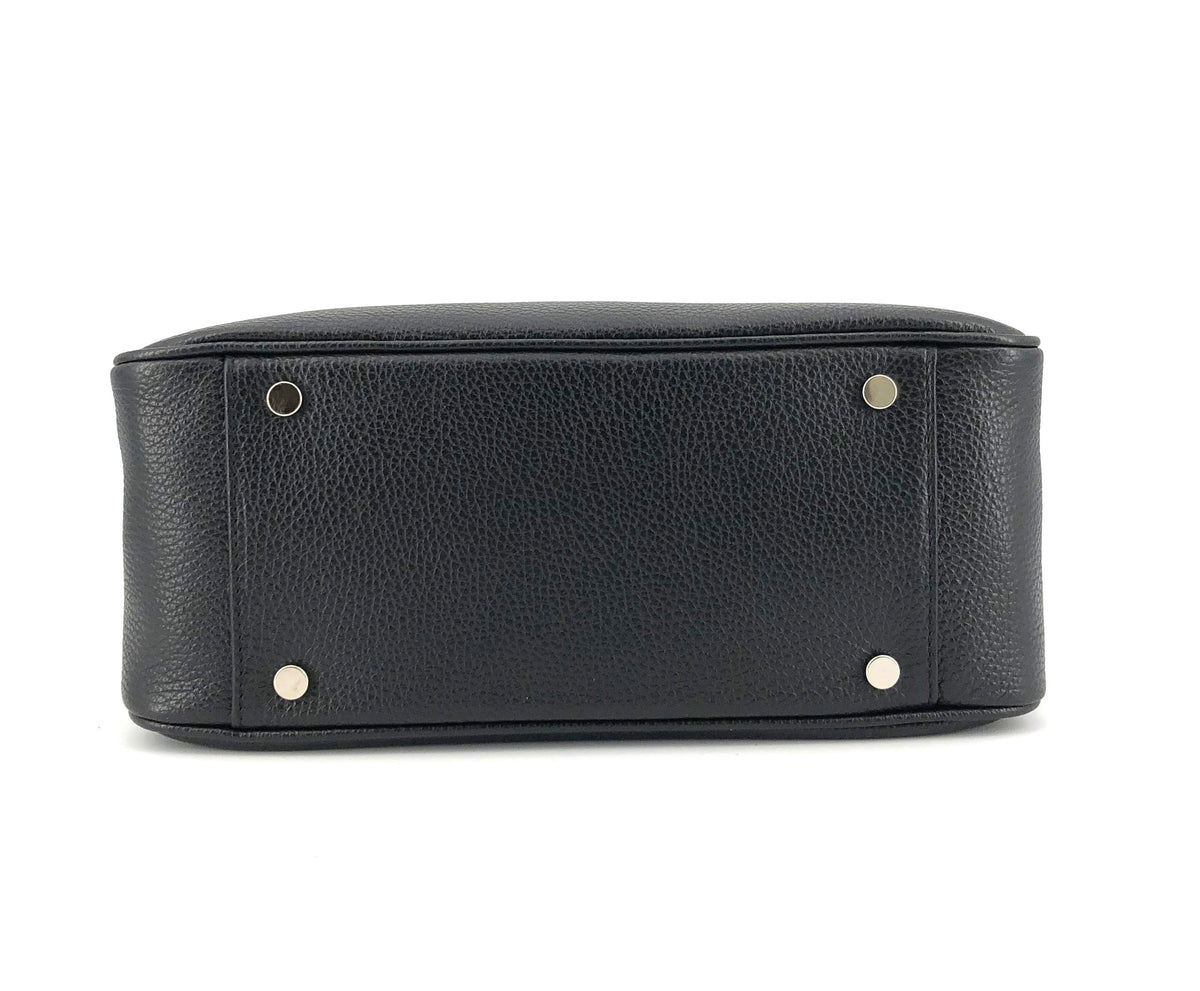 Maxima Handtasche klein, schwarz ; Tragebild ; Tragebild ; Maxima Handtasche, klein, schwarz - Mit Schultergurt ; Maxima Handtasche, klein, schwarz - Von der Seite ; Maxima Handtasche, klein, schwarz - Überschlag mit Magnetdruckknopf ; Maxima Handtasche, klein, schwarz - Innen ; Maxima Handtasche, klein, schwarz - Beschläge unten