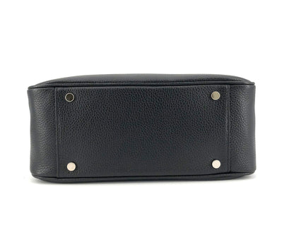 Maxima Handtasche klein, schwarz ; Tragebild ; Tragebild ; Maxima Handtasche, klein, schwarz - Mit Schultergurt ; Maxima Handtasche, klein, schwarz - Von der Seite ; Maxima Handtasche, klein, schwarz - Überschlag mit Magnetdruckknopf ; Maxima Handtasche, klein, schwarz - Innen ; Maxima Handtasche, klein, schwarz - Beschläge unten