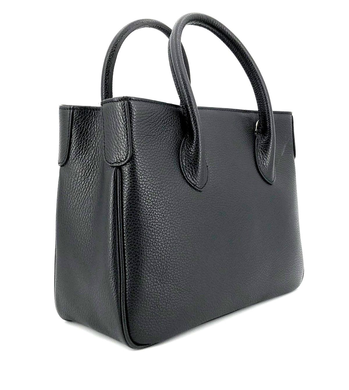 Maxima Handtasche klein, schwarz ; Tragebild ; Tragebild ; Maxima Handtasche, klein, schwarz - Mit Schultergurt ; Maxima Handtasche, klein, schwarz - Von der Seite ; Maxima Handtasche, klein, schwarz - Überschlag mit Magnetdruckknopf ; Maxima Handtasche, klein, schwarz - Innen ; Maxima Handtasche, klein, schwarz - Beschläge unten