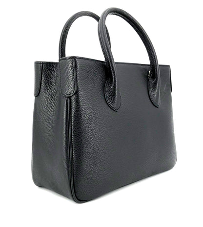 Maxima Handtasche klein, schwarz ; Tragebild ; Tragebild ; Maxima Handtasche, klein, schwarz - Mit Schultergurt ; Maxima Handtasche, klein, schwarz - Von der Seite ; Maxima Handtasche, klein, schwarz - Überschlag mit Magnetdruckknopf ; Maxima Handtasche, klein, schwarz - Innen ; Maxima Handtasche, klein, schwarz - Beschläge unten