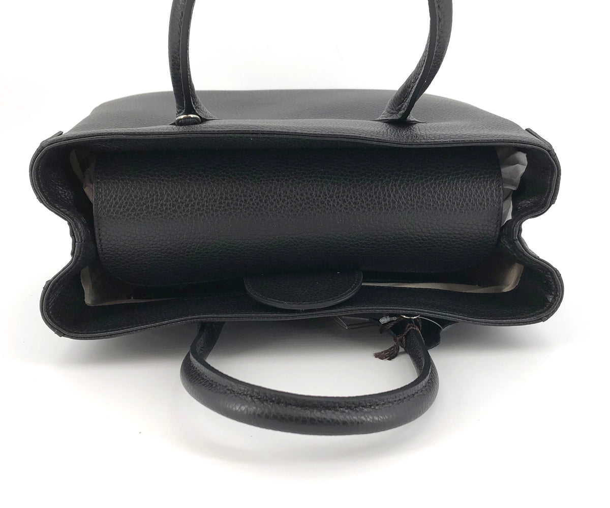 Maxima Handtasche klein, schwarz ; Tragebild ; Tragebild ; Maxima Handtasche, klein, schwarz - Mit Schultergurt ; Maxima Handtasche, klein, schwarz - Von der Seite ; Maxima Handtasche, klein, schwarz - Überschlag mit Magnetdruckknopf ; Maxima Handtasche, klein, schwarz - Innen ; Maxima Handtasche, klein, schwarz - Beschläge unten