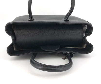 Maxima Handtasche klein, schwarz ; Tragebild ; Tragebild ; Maxima Handtasche, klein, schwarz - Mit Schultergurt ; Maxima Handtasche, klein, schwarz - Von der Seite ; Maxima Handtasche, klein, schwarz - Überschlag mit Magnetdruckknopf ; Maxima Handtasche, klein, schwarz - Innen ; Maxima Handtasche, klein, schwarz - Beschläge unten